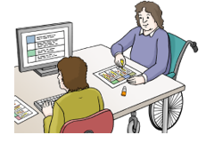 Zwei Rollstuhlfahrer sitzen an einem Tisch.